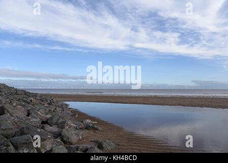 Vista sulla spiaggia di Skegness che si affaccia sul parco eolico in autunno Foto Stock