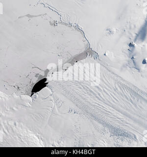 Un nuovo iceberg partorito da Pine Island Glacier-uno dei principali punti di vendita dove il ghiaccio dalla parte interna del West di ghiaccio in Antartide flussi foglio nell'oceano Foto Stock