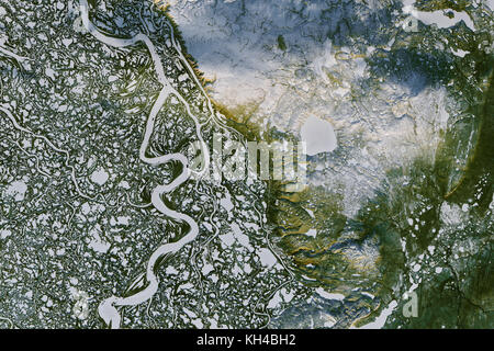 Il fiume Mackenzie, W. Canada, nov. 7, 2016, Landsat 8 dalla NASA Earth Observatory immagini da Joshua Stevens, dati Landsat dall'USGS Foto Stock