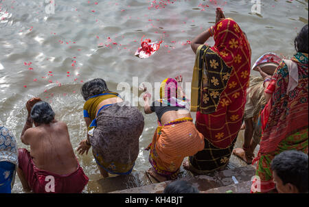 Donne indù offrono le preghiere del mattino come parte di un rituale presso il Gange in riva al fiume a varanasi india. Foto Stock