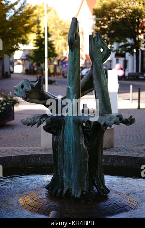 Nieder-Olm, Germania - 14 ottobre 2017: La scultura e gli uccelli acquatici della fontana di Johannes Metten il 14 ottobre 2017 a Nieder-Olm. Foto Stock