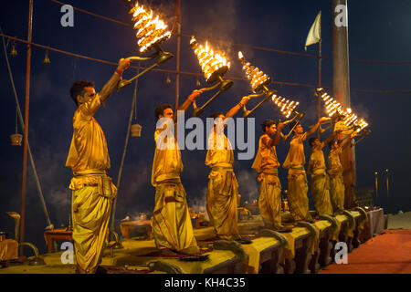 Varanasi ganga aarti cerimonia rituali eseguiti prima del sorgere del sole da giovani sacerdoti ad assi ghat Varanasi (India). Foto Stock