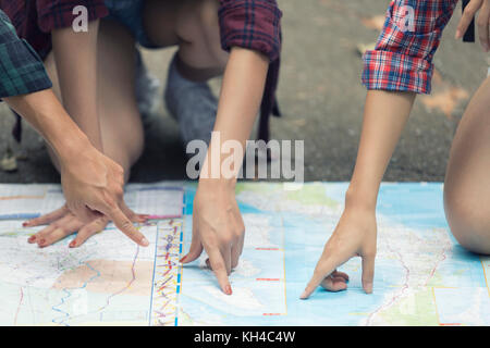 Gruppo asiatico di giovani escursioni con gli amici zaini camminare insieme e guardando la mappa e tenendo la fotocamera foto dalla strada e cercando felice ,rela Foto Stock