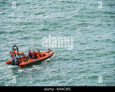 Carvoeiro, Portogallo - 20 ottobre 2017: la barca di salvataggio delle pattuglie vicino a Carvoeiro sul sud della costa atlantica del Portogallo. Foto Stock