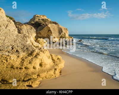 Arenaria di linea costiera con spiagge sabbiose a gale sulla costa meridionale del Portogallo Foto Stock