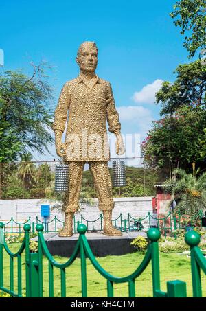 Dabbawala statua, haji ali, tardeo, Mumbai, Maharashtra, India, Asia Foto Stock