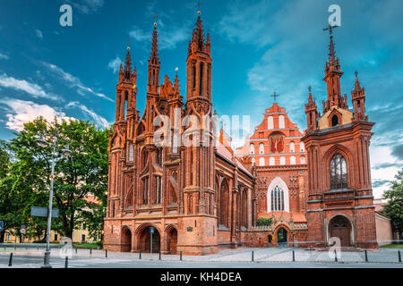 Vilnius, Lituania. vista della chiesa cattolica romana di st. Anne e chiesa di san Francesco e di san Bernardo in città vecchia in estate giornata soleggiata. unesco world Foto Stock