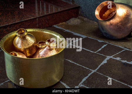 Ottone e rame utensili per il tempio pooja, kolhapur, Maharashtra, India, Asia Foto Stock