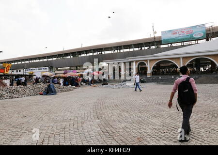 Mira Road East Stazione ferroviaria, Mumbai, Maharashtra, India, Asia Foto Stock