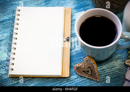 Festosa vita ancora con una tazza di caffè, biscotti,notebook Foto Stock