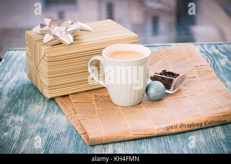 Festosa vita ancora con box, coppa, vase, sfera, giornale Foto Stock