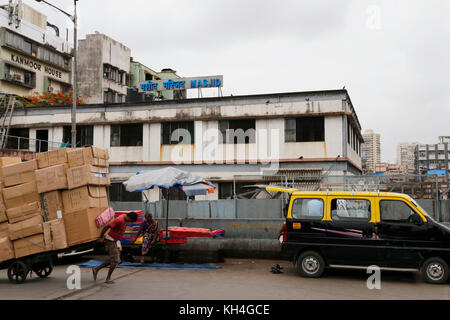 Masjid bunder stazione ferroviaria, Mumbai, Maharashtra, India, Asia Foto Stock