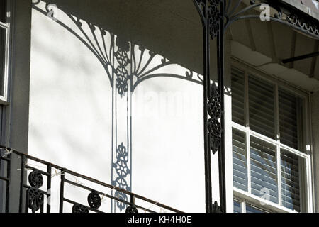 Ferro battuto decorativo su una casa in stile Regency, Leamington Spa Warwickshire, Inghilterra, Regno Unito Foto Stock