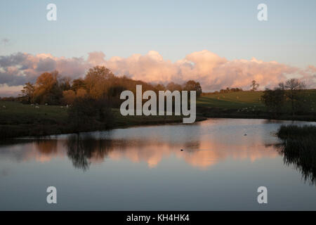 Esterno della motivazione della maestosa casa Compton Verney a Kineton, Regno Unito. Compton Verney House è una settecentesca dimora a Compton Verney vicino a Kineton nel Warwickshire, Inghilterra, che è stato convertito in casa il Compton Verney Galleria d'arte. L'edificio è un grado che ho elencato la casa costruita nel 1714 da Richard Verney, undicesimo Barone Willoughby de rotto. Foto Stock