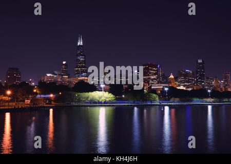 Chicago skyline notturno sul lago Michigan. Foto Stock