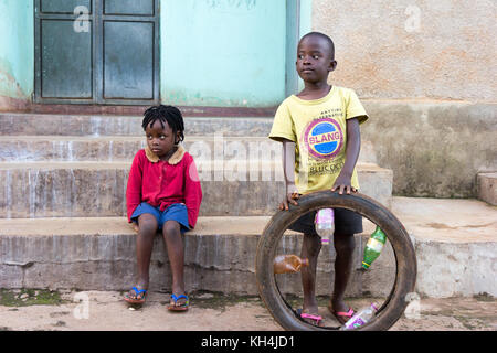 Bambini ugandesi giocando con un semplice giocattolo - un pneumatico di una motocicletta. Foto Stock