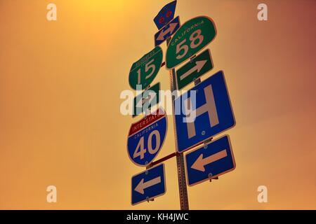 Interstate 40 cartelli stradali con alba luci su san Bernardino County, California. Foto Stock