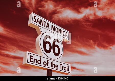 Route 66 autostrada firmare alla fine del percorso 66 in Santa Monica, California Foto Stock