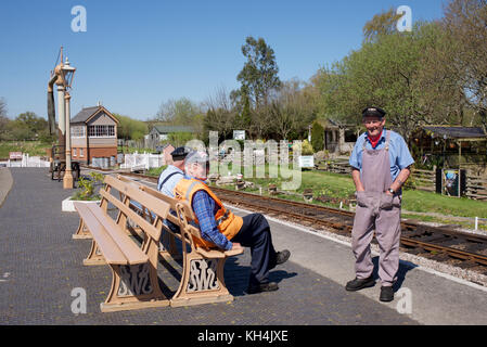 Personale volontario a Totnes sul South Devon railway Foto Stock