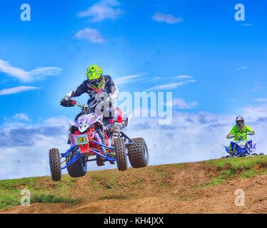 Gozon, Spagna - 13 maggio: unidentified racer corse di una moto quad nel " promozione quad trofeo astur" il 13 maggio 2017 in gozon, Spagna. Foto Stock