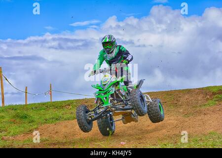 Gozon, Spagna - 13 maggio: unidentified racer corse di una moto quad nel " promozione quad trofeo astur" il 13 maggio 2017 in gozon, Spagna. Foto Stock