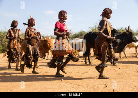 TURMI, ETIOPIA - 14/11/16: Donne della tribù hamar che cantano e ballano all'inizio della cerimonia di salto dei tori Foto Stock