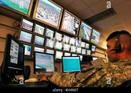 US-Messico frontiera internazionale dipartimento Comunicazioni di Yuma Pattuglia di Confine monitoraggio settoriale il confine lungo Arizona e California come parte di operazione Jump Start (2006-2008). Vedere ulteriori informazioni qui di seguito. Foto Stock