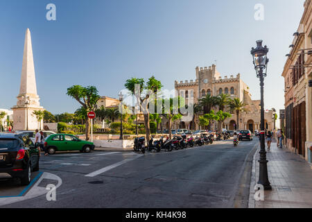 Municipio e Obelish nella piazza principale di Ciutadella, Minorca Foto Stock