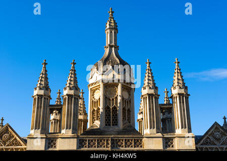Torre dell orologio come parte di Kings College gatehouse principale sul Kings Parade. Cambridge, Cambridgeshire, Inghilterra, Regno Unito. Foto Stock