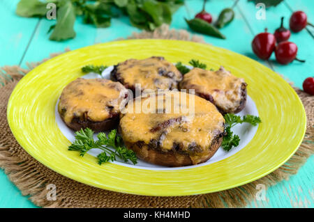 I Funghi ripieni con salame e formaggio mozzarella. Foto Stock