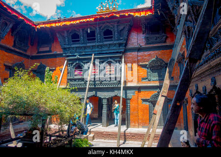 Kathmandu, Nepal ottobre 10, 2017: persone non identificate a piedi nella parte anteriore della Kumari ghar, costruita nel 1757 a Kathmandu, Nepal. Le foto sono consentiti nel cortile ma severamente vietato fotografare kumari Foto Stock