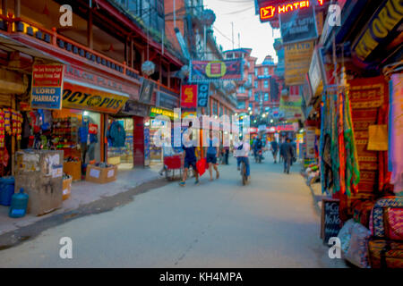 Kathmandu, Nepal ottobre 15, 2017: unidentified gente camminare in una trafficata via dello shopping con decorazioni colorate nel quartiere Thamel di Kathmandu, Nepal Foto Stock