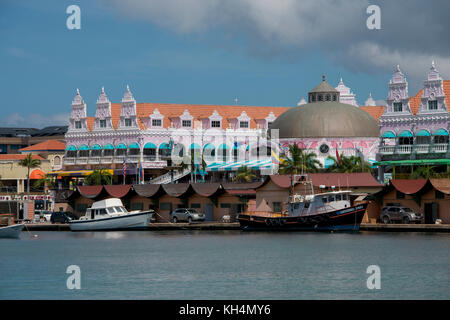 Caraibi, Isole Sottovento, Aruba (parte di ABC isole), Oranjestad. La nave di crociera port. Foto Stock
