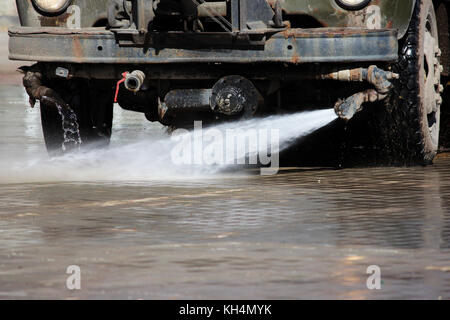 Equipaggiamento speciale montato sul carrello per la pulizia delle strade con getti d'acqua. La pulizia della zona da pavimentazione in lastre. Foto Stock