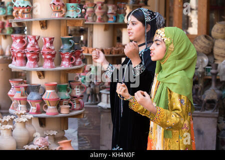 Giovani ragazze Omani eseguendo una canzone in un abito tradizionale. Nizwa, Oman. Foto Stock