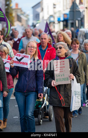 Achub / Salva Bodlondeb marcia di protesta e un gruppo di persone di tutte le età in marcia attraverso le strade di Aberystwyth Wales UK, portante Welsh bilingue Inglese/banner, per protestare contro il Ceredigion County Council piani per chiudere Bodlondeb, il locale la casa di cura per gli anziani, nel suo ultimo round di finanziamento di bilancio tagli. 16 settembre 2017 Foto Stock