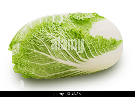 Verde cavolo di Pechino isolati su sfondo bianco. percorso di clipping. tutta la profondità di campo. Foto Stock
