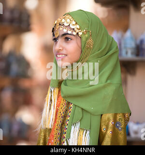 Ritratto di una giovane ragazza omani nei tradizionali Omani vestito. nizwa, Oman. Foto Stock