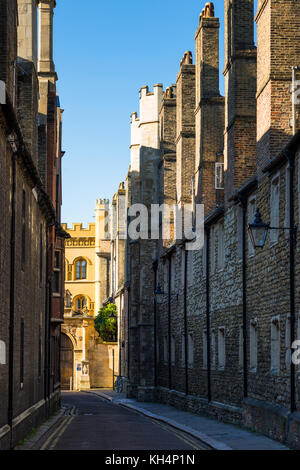 Ciminiere sulla Trinità vicolo che conduce a Clare College, Università di Cambridge, Inghilterra, Regno Unito Foto Stock