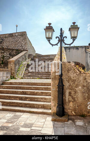 Scale all'interno della vecchia fortezza della città di Corfù in Grecia Foto Stock