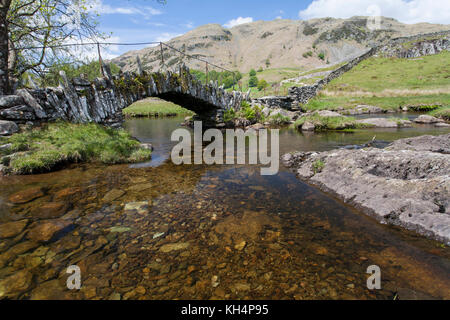 Slater ponte sopra il fiume brathay, little langdale, Lake District, cumbria, Inghilterra. dà accesso alle cave di ardesia ora in disuso. Foto Stock