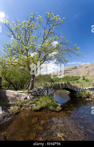 Slater ponte sopra il fiume brathay, little langdale, Lake District, cumbria, Inghilterra. dà accesso alle cave di ardesia ora in disuso. Foto Stock