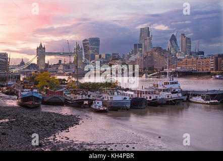 Londra - la torre sposa, navi e grattacieli di sera al tramonto. Foto Stock