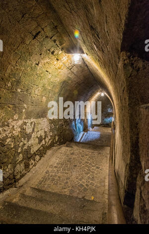 Passaggio difensivo in festung fortezza nella vecchia città medievale di kufstein sul confine del Tirolo austriaco e tedesco della Baviera. Foto Stock