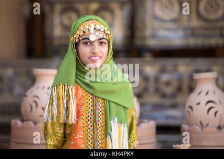 Ritratto di una giovane ragazza Omani nei tradizionali Omani vestito. Nizwa, Oman. Foto Stock