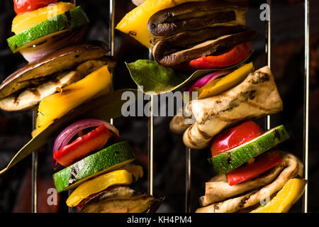 Gli spiedini di verdure per la cottura alla griglia con carbone di legna Foto Stock