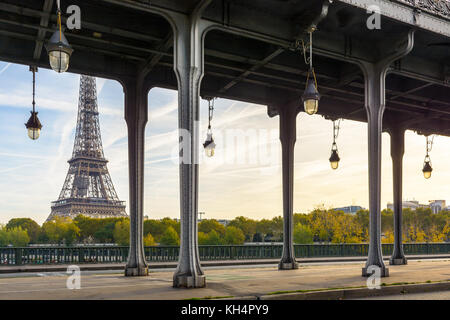 La torre Eiffel si vede dal Bir-Hakeim ponte con l'Art Deco le luci di strada e il metallo pilastri a sostegno della metropolitana via in primo piano. Foto Stock