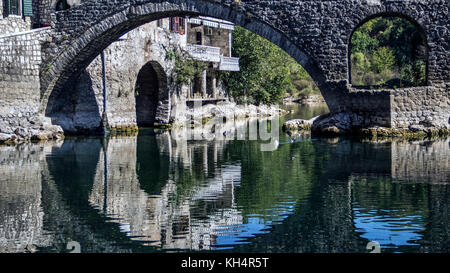 Montenegro - Il triplo antico ponte ad arco nella vecchia città di Rijeka Crnojevica che attraversano il fiume di uno stesso nome Foto Stock