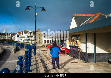 Porthcawl Lungomare - di fronte al piccolo Bar sul lungomare Foto Stock