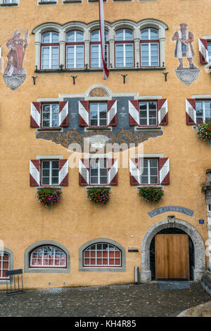 Scene di strada al rathaus uffici del consiglio nella vecchia città medievale di kufstein sul confine del Tirolo austriaco e tedesco della Baviera. Foto Stock